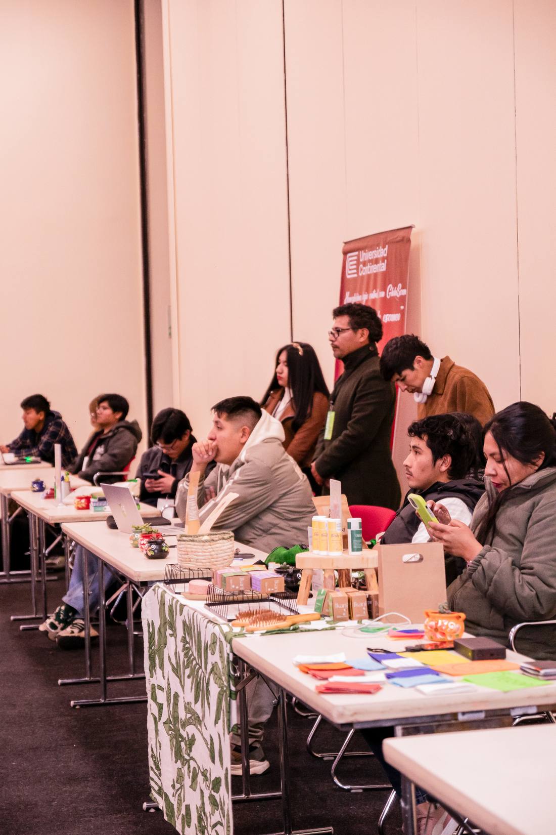 Emprendedores presentando sus productos de impacto